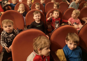 Widok na dzieci siedzące na widowni sali widowiskowej ŁDK.